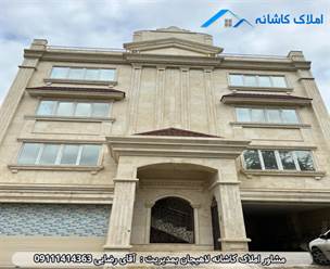 فروش آپارتمان 90 متری در خیابان کارگر لاهیجان، طبقه دوم، فول امکانات، نوساز، دارای پارکینگ، انباری، 2 اتاق خواب، پکیج و ... می باشد.