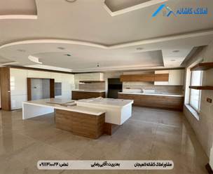 فروش آپارتمان 310 متری در خیابان شیشه گران لاهیجان، طبقه آخر، فول امکانات، دارای 4 اتاق خواب، پارکینگ، آسانسور، انباری و ... می باشد.
